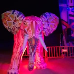 Elefante iluminado gigante